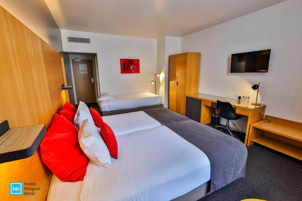 Postel nebo postele na pokoji v ubytování Hotel De La Couronne Liege