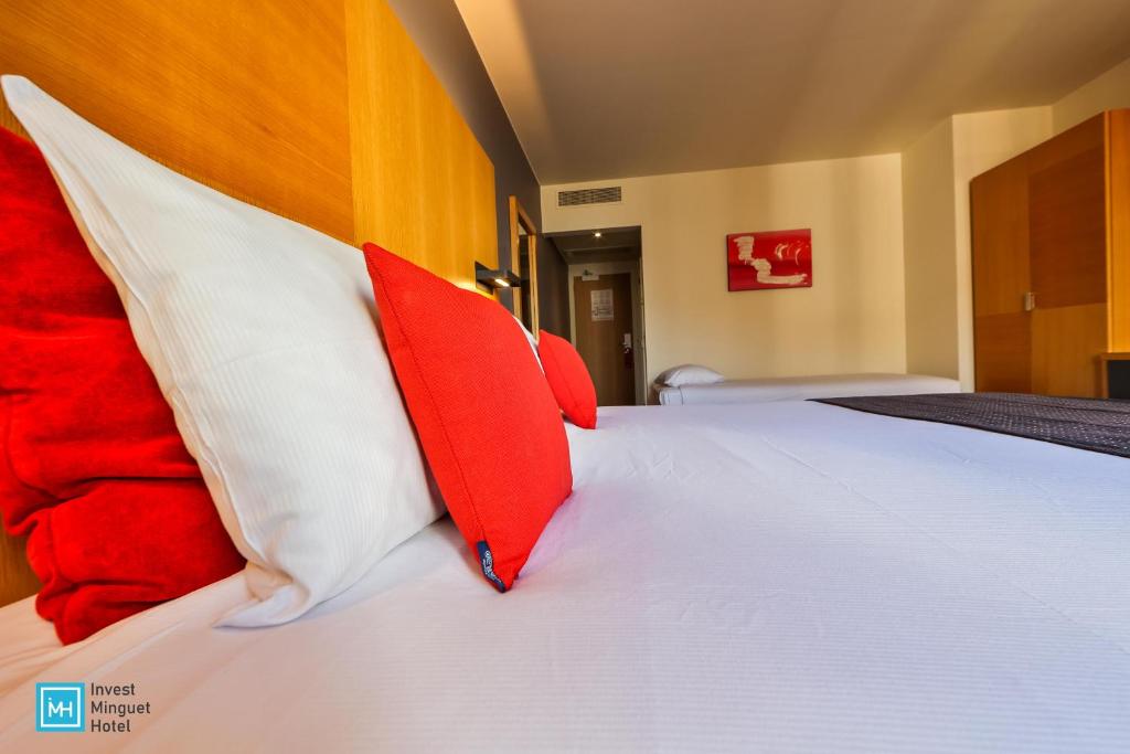 Postel nebo postele na pokoji v ubytování Hotel De La Couronne Liege