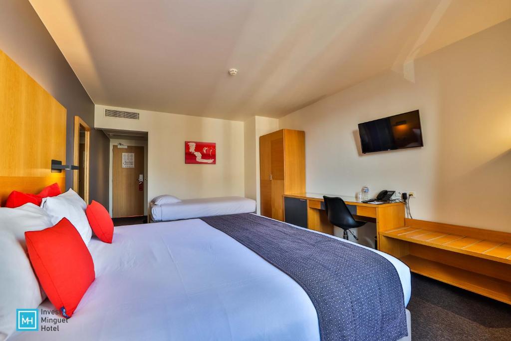 TV a/nebo společenská místnost v ubytování Hotel De La Couronne Liege