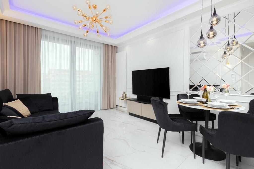 Televízia a/alebo spoločenská miestnosť v ubytovaní Plac Unii Apartment Gdynia Śródmieście by Renters Prestige