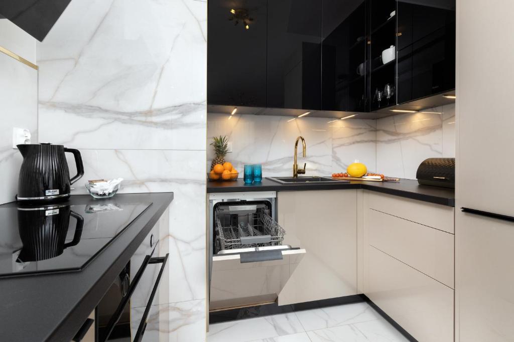 Kuchyňa alebo kuchynka v ubytovaní Plac Unii Apartment Gdynia Śródmieście by Renters Prestige