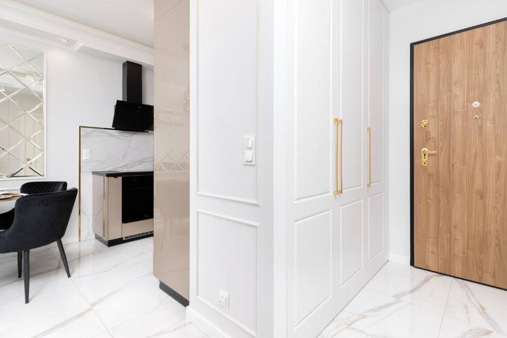 Televízia a/alebo spoločenská miestnosť v ubytovaní Plac Unii Apartment Gdynia Śródmieście by Renters Prestige