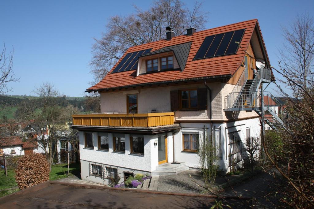 uma casa com painéis solares no telhado em Ferienhaus Weiler im Allgäu em Weiler in Allgau