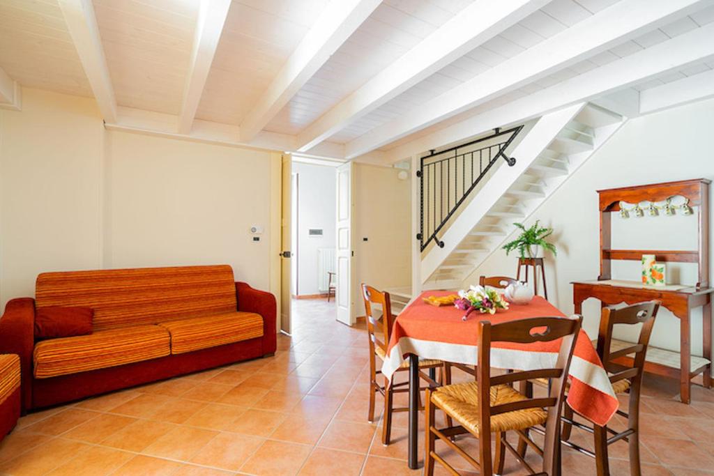 - un salon avec un canapé et une table dans l'établissement Splendida Casa SupersanoSalento, à Supersano