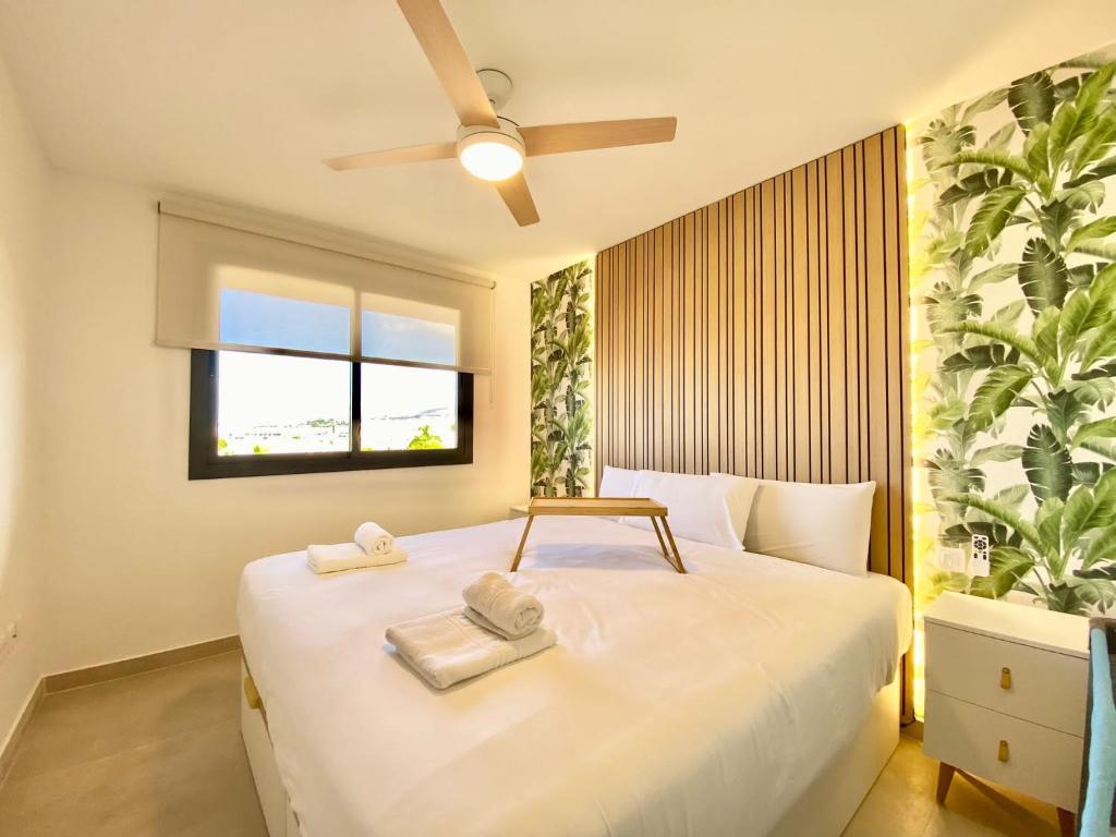 Chill in paradise في بلايا بارايسو: غرفة نوم عليها سرير وفوط