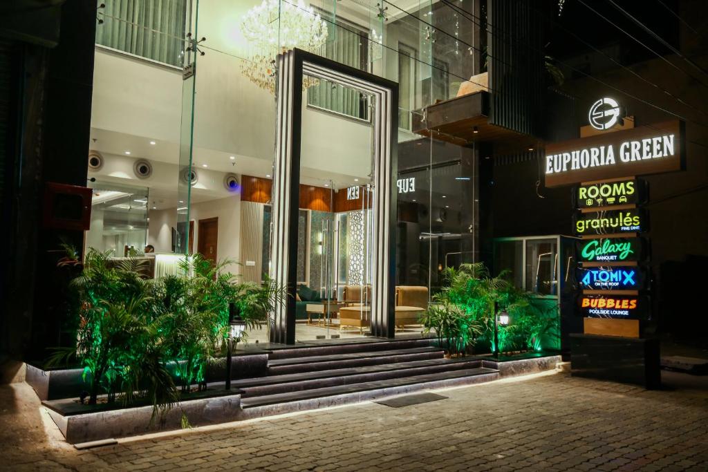 Un escaparate de un edificio por la noche en Hotel Euphoria Green, en Amritsar