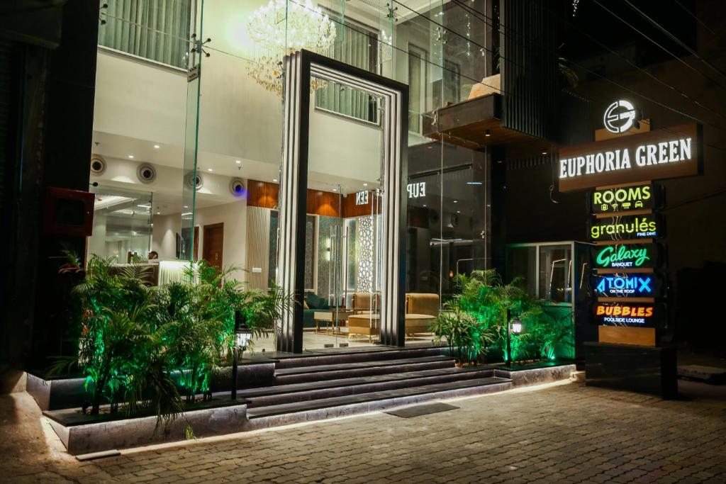 ein Geschäft vor einem Gebäude in der Nacht in der Unterkunft Hotel Euphoria Green in Amritsar