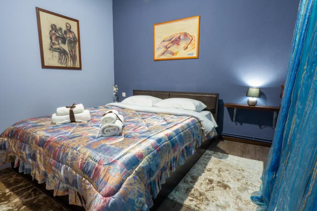 a blue bedroom with a bed with a stuffed animal on it at Casa Rita in Aridaia