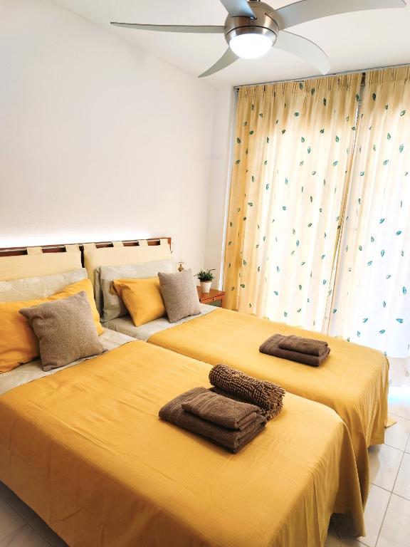 A bed or beds in a room at Luminoso apartamento en SALOU con TERRAZA y PARQUE INFANTIL IDEAL FAMILIAS