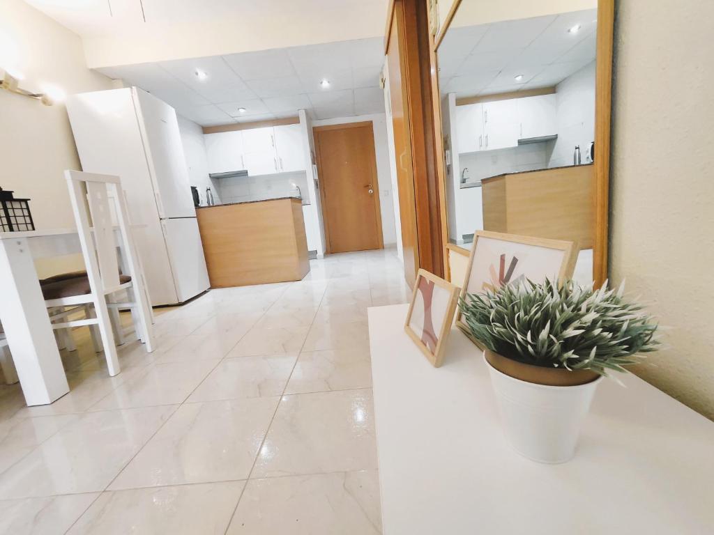 A kitchen or kitchenette at Luminoso apartamento en SALOU con TERRAZA y PARQUE INFANTIL IDEAL FAMILIAS