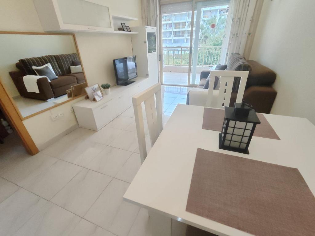 A kitchen or kitchenette at Luminoso apartamento en SALOU con TERRAZA y PARQUE INFANTIL IDEAL FAMILIAS