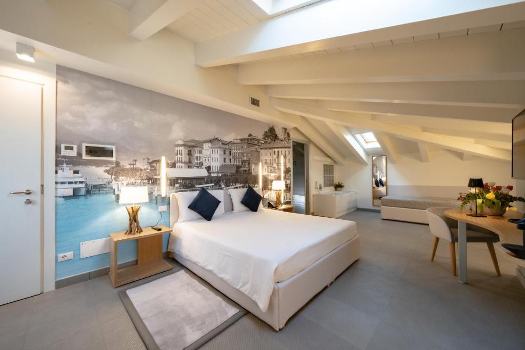 een slaapkamer met een wit bed en een muurschildering bij Avenue Boutique Hotel in Como