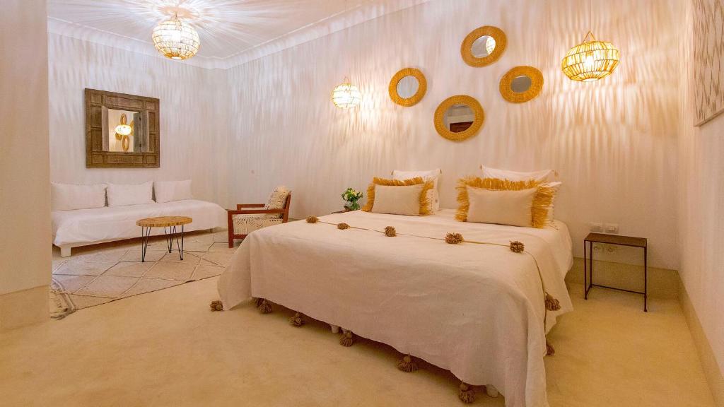 Postel nebo postele na pokoji v ubytování RIAD 48 & SPA