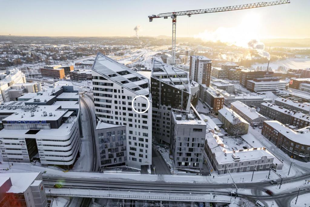 une vue aérienne d'une ville avec une grue dans l'établissement 12th Floor Sauna Retreat with Stunning City Views, à Tampere
