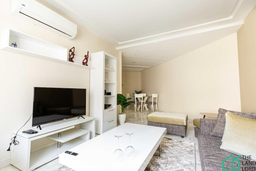 チュニスにあるThe Business Flat central fully equipped garageのソファとテレビのあるリビングルーム