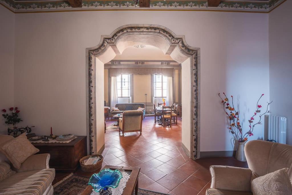 una sala de estar con un espejo grande en una habitación en Casa Livia - Stately house with elevator en Lucignano