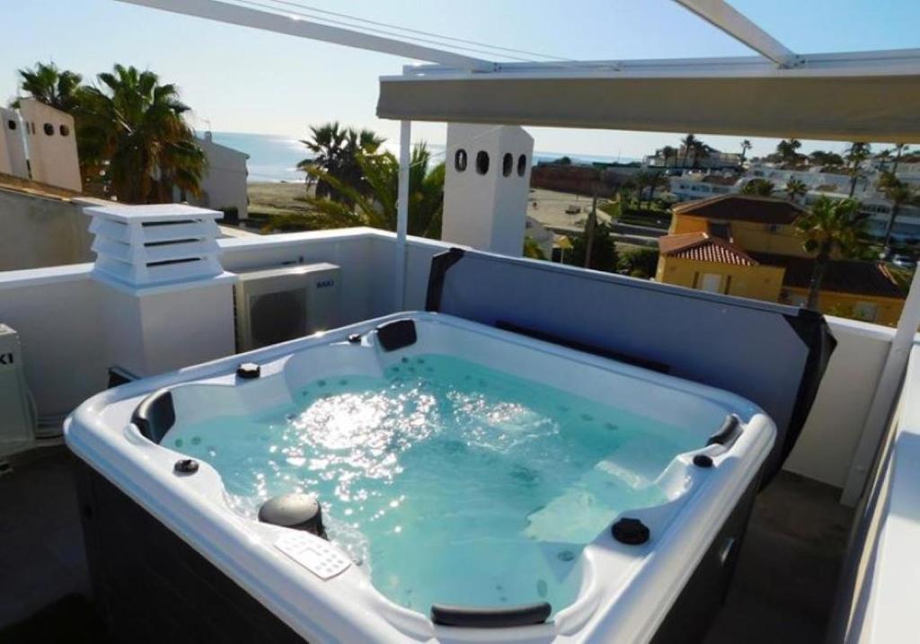 DUPLEX NOSY BE vue sur mer avec solarium et jacuzzi, Orihuela ...
