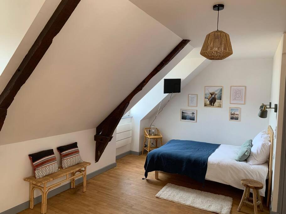 - une chambre avec un lit et un escalier dans l'établissement Studio un cocon à la campagne, à Saint-Samson-sur-Rance