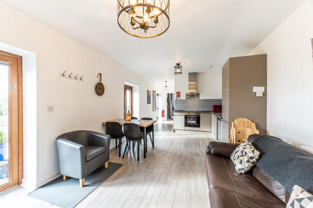 FAIRVIEW FARM Holiday Accommodation 14 Luxury Lodges,Cabins Suitable for Couples ,Families and Groups,Wedding Guests - Sleeps 2-65 guests in Ravenshead, Nottingham near Sherwood Forest set in 88 acres - 