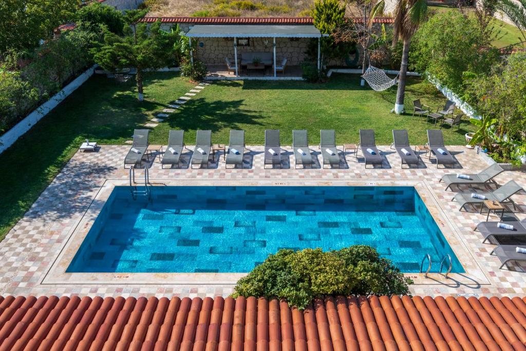 Bazén v ubytování Alacati Koclu Konagi Hotel nebo v jeho okolí