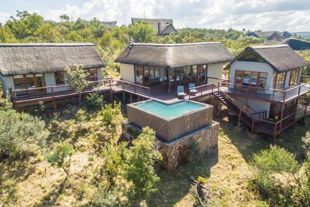 - une vue aérienne sur une maison avec une piscine dans l'établissement Des'lgodini Lodge - PRM078, à Bela-Bela