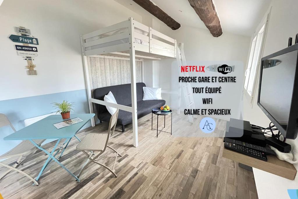Cette chambre comprend un lit, un bureau et une table. dans l'établissement L'escapade Marseillaise by AndersLocation -Wifi-Netflix, à Marseille