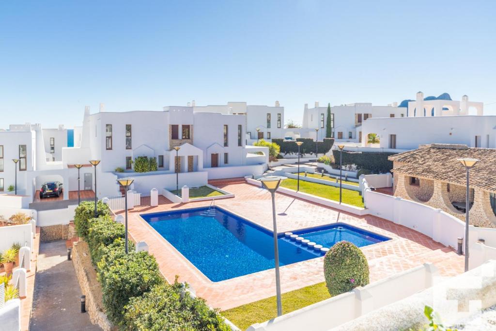 een luchtzicht op een villa met een zwembad bij Villa Mirador de Bassetes 4 - Grupo Turis in Calpe