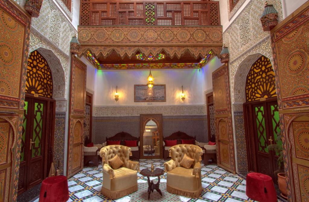 uma vista superior de um quarto com cadeiras e uma mesa em Riad Fes Madaw em Fez