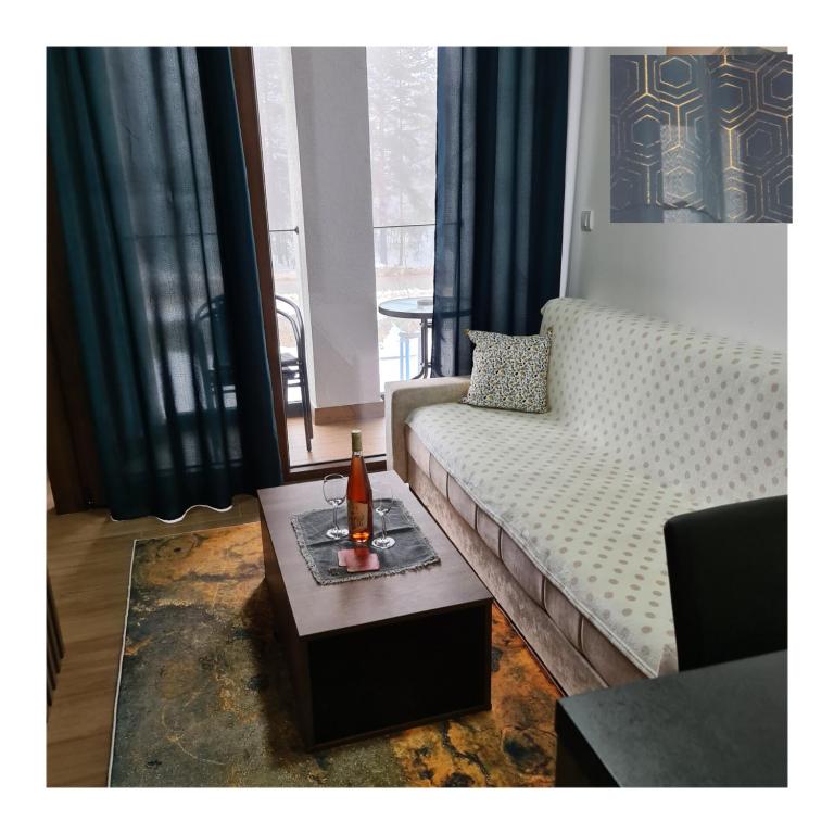 A seating area at Apartmani Gavric Borovi 2