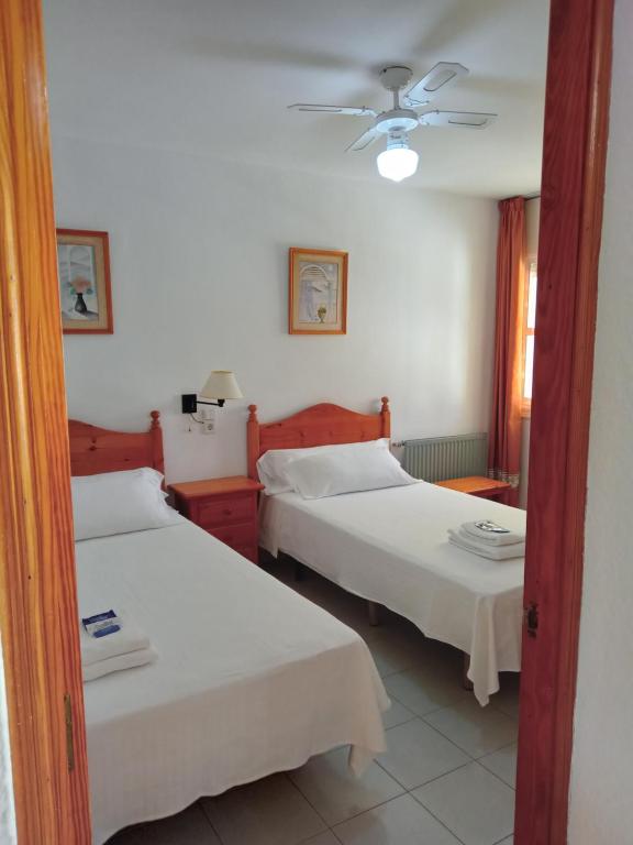 Posteľ alebo postele v izbe v ubytovaní Apartamentos Moguima