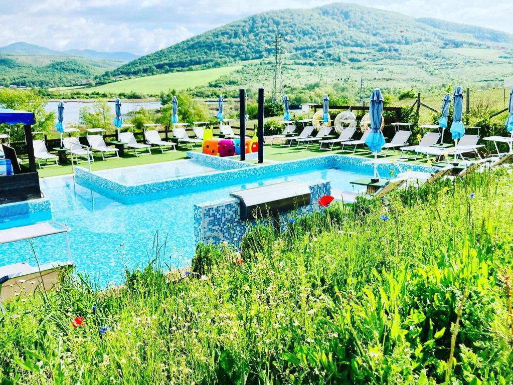 Bazén v ubytování Glamping&BeerSpa Scialla Sul Lago nebo v jeho okolí