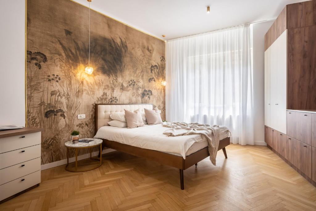 1 dormitorio con 1 cama grande y suelo de madera en Old Town Bucharest, Luxury 2 Bedrooms Apartment, en Bucarest