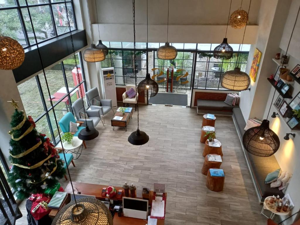 una vista aérea de una sala de estar con un árbol de Navidad en S Loft Manado, en Manado