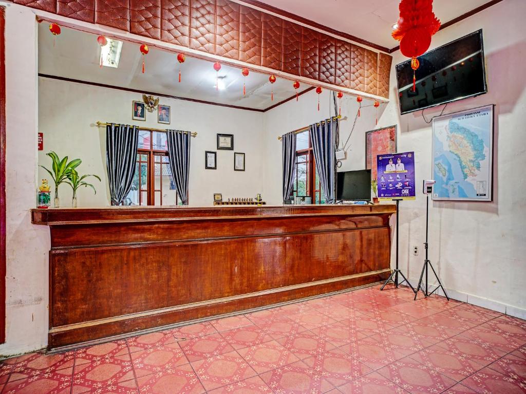 TV a/nebo společenská místnost v ubytování Capital O 92214 Beristera Hotel