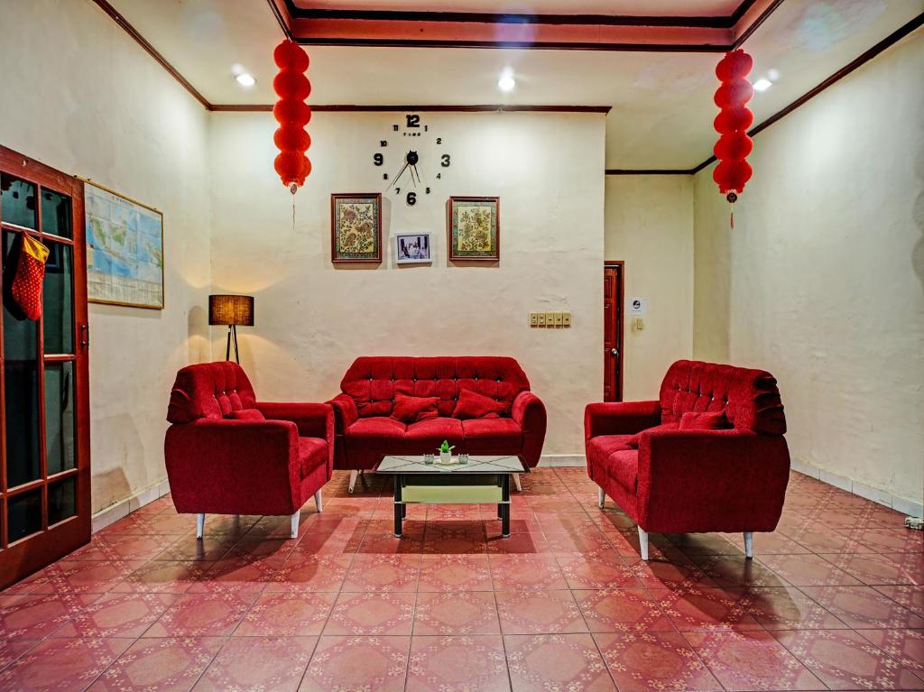 Posezení v ubytování Capital O 92214 Beristera Hotel