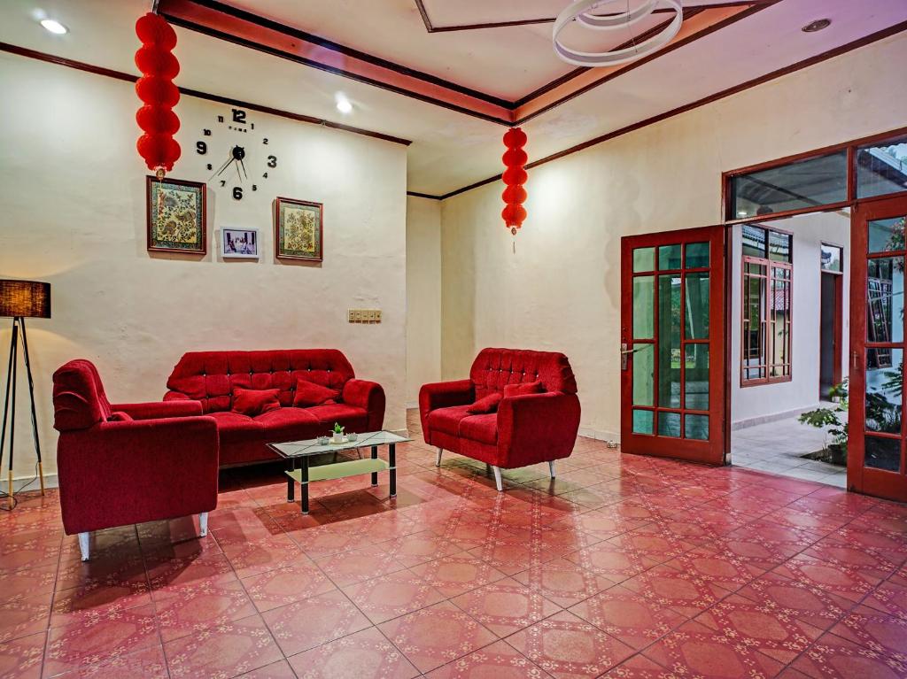 Posezení v ubytování Capital O 92214 Beristera Hotel
