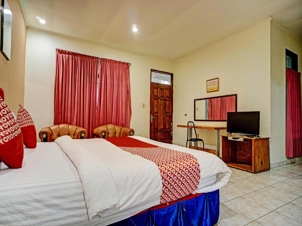 TV a/nebo společenská místnost v ubytování Capital O 92214 Beristera Hotel