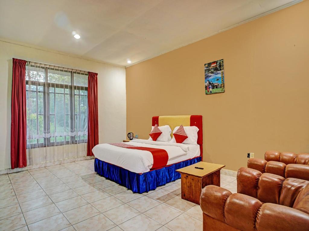 Postel nebo postele na pokoji v ubytování Capital O 92214 Beristera Hotel