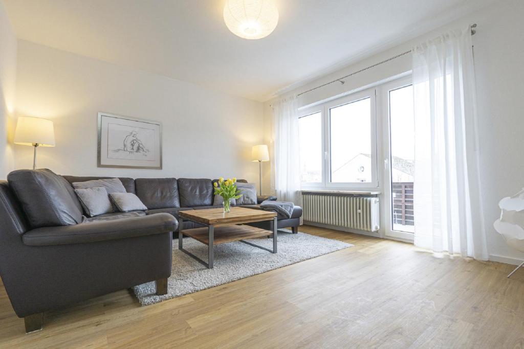 a living room with a couch and a table at Ferienwohnung Am Sulzpark in Beilngries