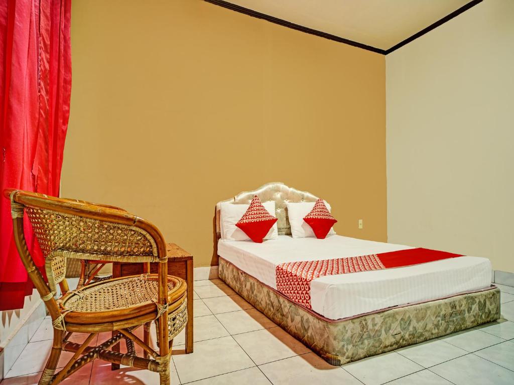 Postel nebo postele na pokoji v ubytování Capital O 92214 Beristera Hotel