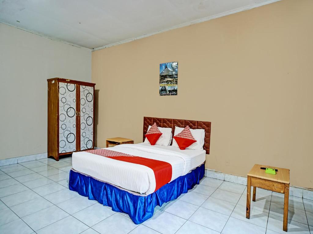 Postel nebo postele na pokoji v ubytování Capital O 92214 Beristera Hotel