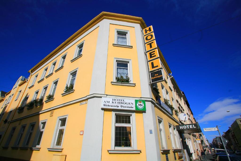 un edificio blanco y amarillo con un letrero. en Hotel Am Kuhbogen en Hof