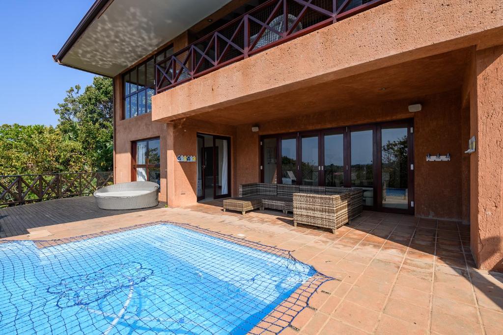 una gran piscina frente a un edificio en San Lameer Villa - 14306 - 5 Bedroom Luxury - 10 pax - San Lameer Rental Agency, en Southbroom
