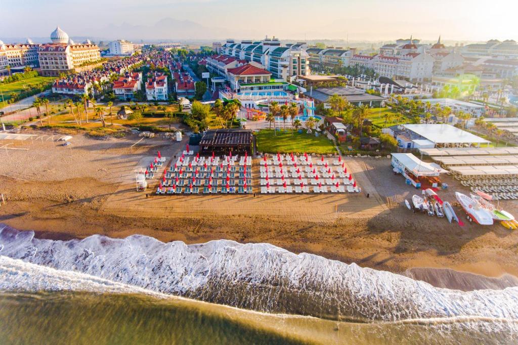 una vista aerea su una spiaggia con un resort di Clover Magic Seagate Belek a Antalya (Adalia)