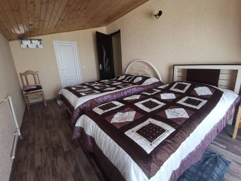 Postel nebo postele na pokoji v ubytování Ronini Telavi