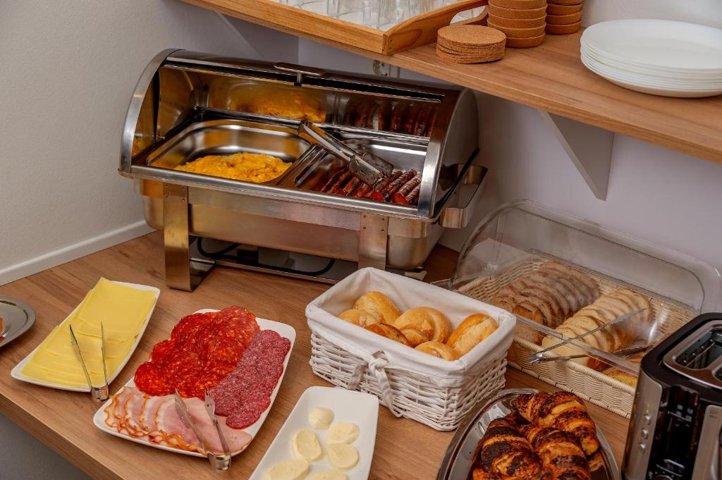 Jedlo v ubytovaní bed & breakfast alebo blízkom okolí