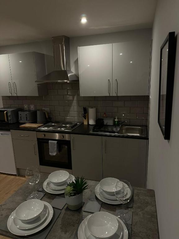 Kuchyň nebo kuchyňský kout v ubytování Super-King Bed Studio Apartment in Central Northampton