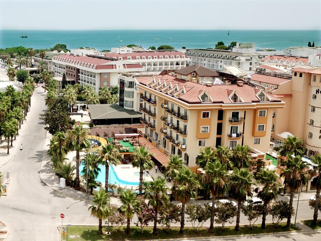 una vista aerea di un resort con piscina e palme di STELLA HOTEL&Spa ALL INCLUSIVE a Antalya (Adalia)