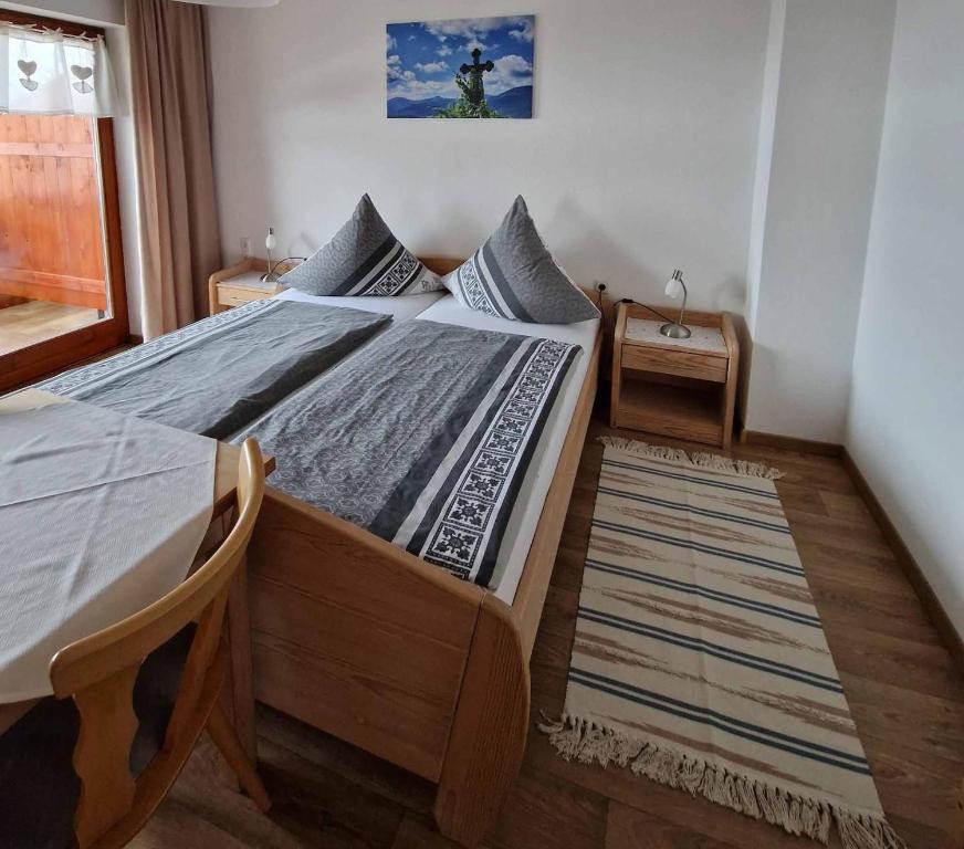 Postel nebo postele na pokoji v ubytování Gästehaus Kuchler