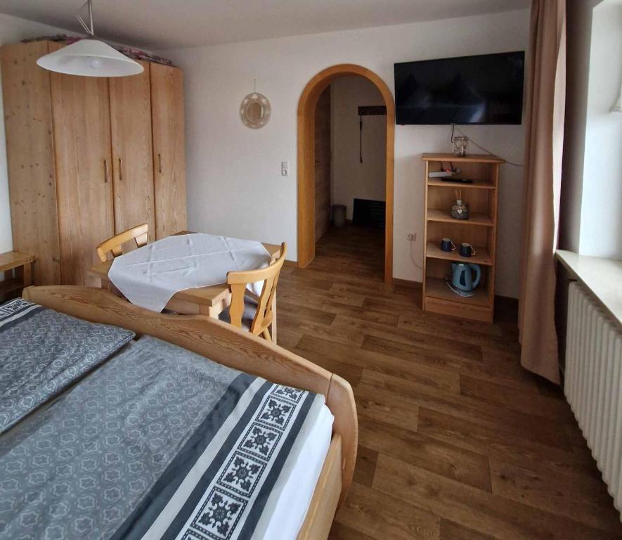 Postel nebo postele na pokoji v ubytování Gästehaus Kuchler
